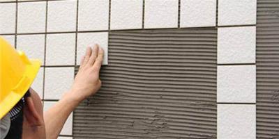 牆面貼瓷磚：瓷磚膠和水泥哪個更牢固