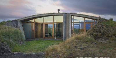 隱藏在荒蕪土地下的冰島溫馨小屋