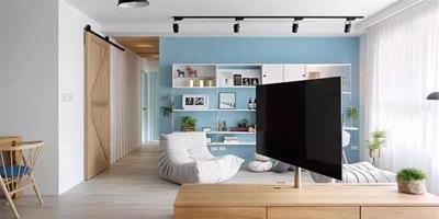 誰說電視一定靠牆？他120平的家電視能360°旋轉，坐哪都能看！