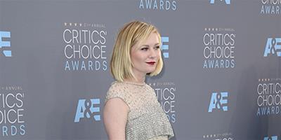 Kirsten Dunst搭配羅傑·維維亞高跟鞋亮相“評論家選擇獎”