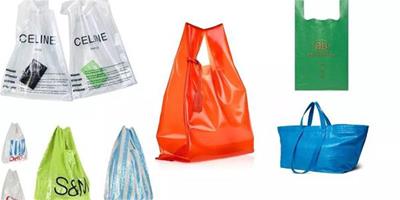 為什麼這一季你必須擁有一隻塑膠購物袋款包袋