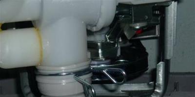 洗衣機底部漏水的原因有哪些 洗衣機漏水應該如何維修