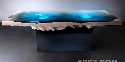 木料和玻璃打造而成的餐桌，看起來就像真的海溝一樣