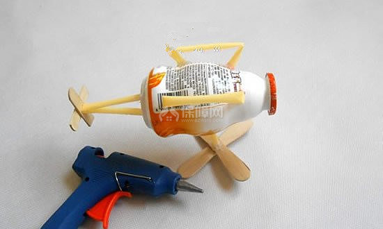 手工diy:优酪乳瓶废物利用 做一架直升飞机模型