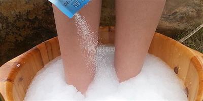 生活小常識：鹽水泡腳的好處 鹽水泡腳的副作用