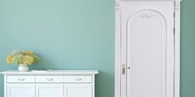 白色房間門搭配什麼顏色的踢腳線好看?房門的顏色怎麼搭配傢俱