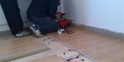 鋪設木地板前先倒水泥自流平 沒這樣做就是偷工減料