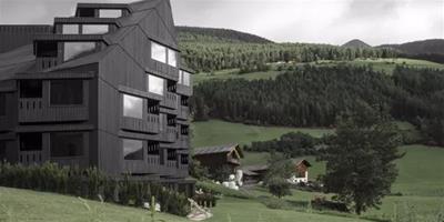 意大利Bühelwirt旅館丨融于森林之間的熏黑木屋