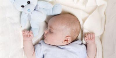 寶寶什么時候用枕頭 溫馨小貼士:枕頭太硬易導致寶寶枕禿