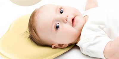 新生兒用不用枕頭 專家提醒：三個月內的新生兒不宜用枕頭