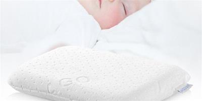 新生兒能用枕頭嗎 新手須知：新生兒什么時候用枕頭最好