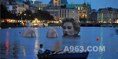 德國美女“沐浴”水中 吸引游客絡繹不絕