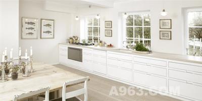 斯堪的納維亞風格：時尚白色廚房設計