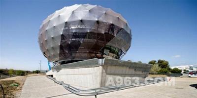 “熱氣球”形的鋼構建筑設計：iGuzzini總部大樓
