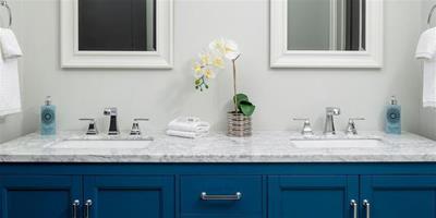 擁抱年度藍色色彩:20個可愛的藍色浴室洗手槽
