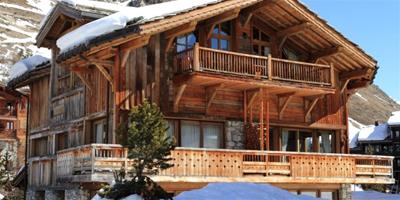 阿爾卑斯山下的雪地小木屋 經典的木質設計和氣派的內部裝飾
