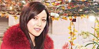 名模琦琦鮮花佈置家居 與女兒穿紅衣賀歲(組圖)