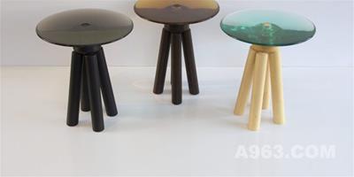 由轉木和鑄型樹脂製成的圓錐桌子