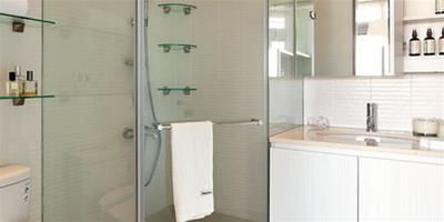 玻璃淋浴房價格是多少 淋浴房玻璃清潔注意事項